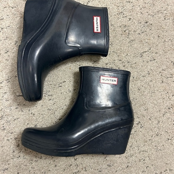 Hunter size 9 GUC navy Wedge Boots with-some wear- still overall very good! - Picture 4 of 14